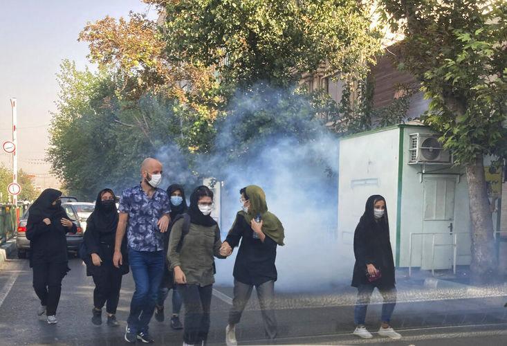 <p>Hastane belgelerine, beyin ve akciğer taramasına, otopsi sonuçlarına ve patoloji testlerine dayanılan raporda, Mahsa Amini'nin başına ve uzuvlarına aldığı darbelerden değil, beyin hipoksisinin neden olduğu çoklu organ yetmezliğinden öldüğü öne sürüldü.</p>
