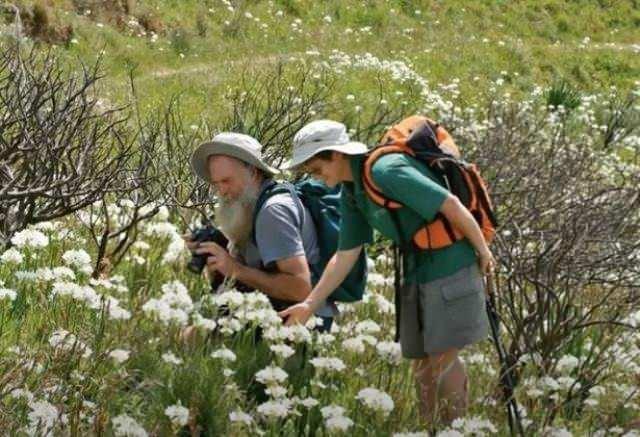 <p><span style="color:#000000"><strong>Doğaya yakından ilgi duyan çift 2018 yılında BBC'nin belgesel programı için Cape Town'da yer alan evlerini terk ederek Drakensberg Dağı'nda Gladioli çiçeği tohumu aramaya karar vermişti. </strong></span></p>
