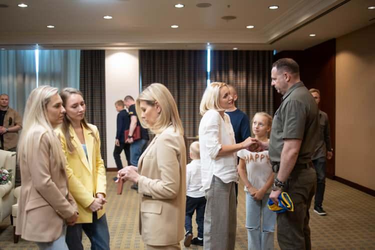 <p>Ukrayna Devlet Başkanı Volodimir Zelenski’nin eşi Olena Zelenska, Türkiye’nin garantisi altında esir değişimiyle serbest bırakılan Azov tugayının 5 komutanıyla Türkiye'de görüştü. </p>
