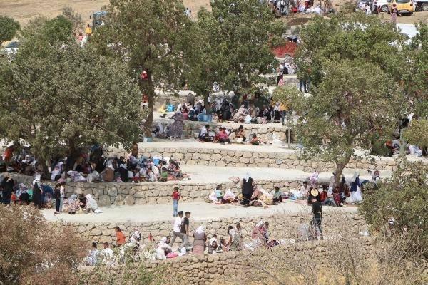 <p>'TÜM DÜNYAYA ÖRNEK OLMAK İSTİYORUZ'</p>

<p> Yıllardır etkinliğe katıldığını belirten Osman Yeren, “Buraya gelip, ölülerimize adaklar adıyoruz, dualar ediyoruz. Yemekler pişiriyoruz, aşımızı paylaşıp birlikte yiyip ondan sonra bu geleneğimizi gelecek nesillere aktarmak için çocuklarımıza tembihleyip geleneğimizi devam ettirmek niyetindeyiz” ifadelerini kullandı.</p>
