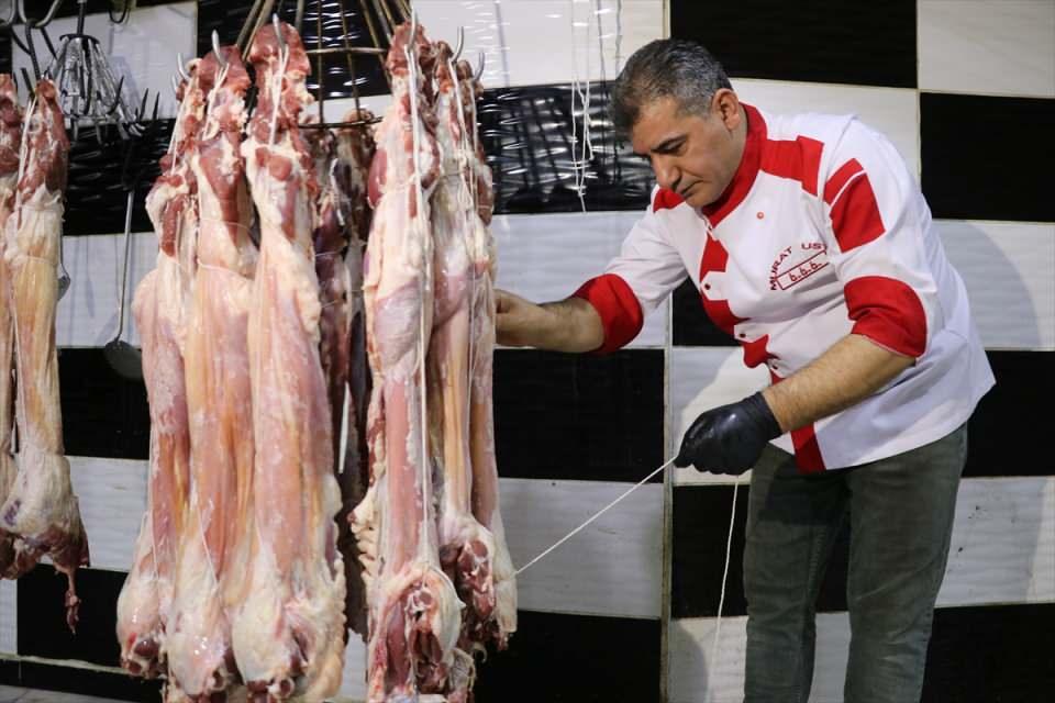 <p>Baydur, şu ifadeleri kullandı:</p>
<p>"Büryanın ana vatanının net olarak Bitlis olduğunu söyleyebiliriz. Bitlis'te yapılmış ve 4. Murat'a ikram edilmiş. Bu konunun tamamen tartışmaya kapanması gerekiyor. İkisi farklı lezzetler. Buraya gelip büryan yiyen çok sayıda Siirtli müşterim var. Siirtliler bile büryanın Bitlis'in olduğunu kabul etmişken iki şehir arasında çekişme olacak diye büryan Siirt'indir demeleri çok yanlış. Umarım yakında bu konuya kesin bir çözüm getirilir. Bitlis'te 02.30'da yaktığımız tandıra su dolu iki kazan bırakıyoruz. Daha sonra etleri tandıra sarkıtıyoruz. Etlerimiz 2 saat içinde hazır hale geliyor. Pişen etleri dinlenmesi için çıkartıyoruz. Isıtma işlemini su buharıyla yapmaktayız."</p>
<p>Baydur, sabah erken başlayan büryan servisinin saat 14.00'ten itibaren sona erdiğini sözlerine ekledi.</p>
