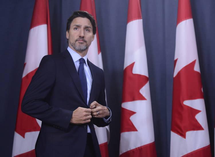 <p>Kanada Başbakanı Justin Trudeau, Başbakan Yardımcısı Chrystia Freeland ile birlikte Ottawa'da düzenlediği basın toplantısında, İran Devrim Muhafızları (IRGC) üyeleri de dahil olmak üzere İran rejiminin üst düzey üyelerinin Kanada'ya girmesine getirilen yasağı, "sonsuza kadar kalıcı" olarak nitelendirdi.</p>
