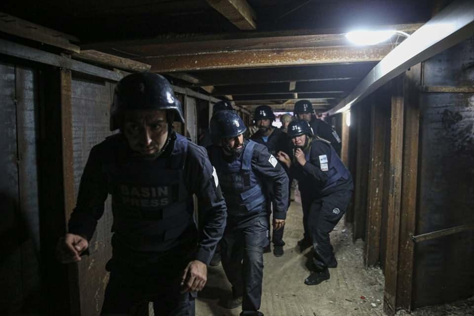 <p>Zorlu yolculuğun ardından bölgeye ulaşan kursiyerler, geceyi kendi yaptıkları mevzilerde geçirdi.</p>

<p> </p>
