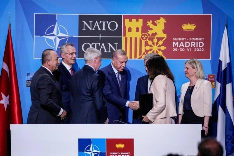<p>Rusya-Ukrayna savaşı nedeniyle NATO'ya girmek isteyen İsveç ve Finlandiya'nın bu talebi, iki ülkenin de Türkiye'nin taleplerini kabul etmesiyle Türkiye tarafından onaylanmıştı.</p>
