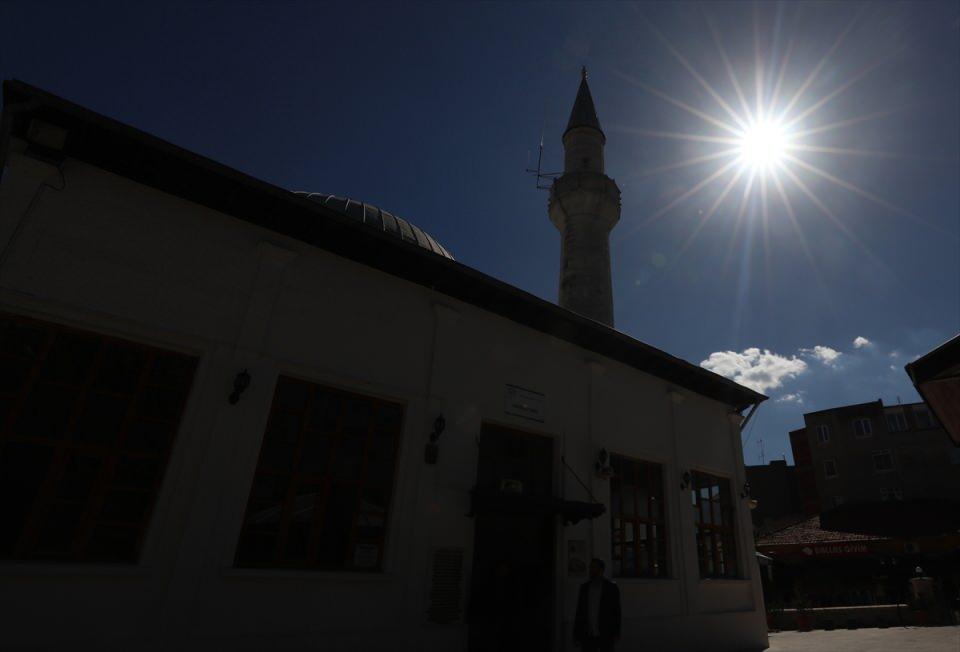 <p> Ondan dolayı aslında Edirne, Kırklareli buralarda yapılan camilerin hepsinin bir fetih hazırlığı olduğunu manevi olarak görüyoruz." diye konuştu.</p>
