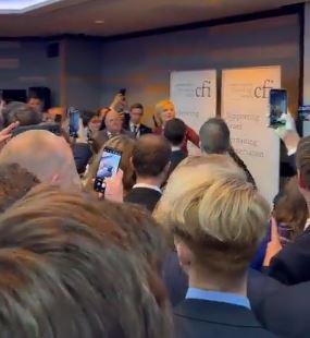 <p>Sosyal medyada paylaşılan görüntülerde, İngiltere Başbakanı Liz Truss'ın, lideri olduğu iktidardaki Muhafazakar Parti'nin Birmingham şehrinde düzenlenen parti konferansı kapsamında İsrail'in Muhafazakar Dostları (CFI) adlı grubun etkinliğine katılarak konuşma yaptığı görüldü.</p>

<p> </p>
