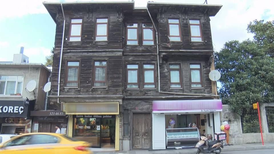 <p>Üsküdar Yalıboyu Caddesi'ndeki tarihi Beylerbeyi Hamamı 48 milyon TL'ye satışa çıkarıldı. 1778 yılında I. Abdülhamid Han tarafından Rabia Sultan adına yaptırılan Beylerbeyi Hamamı, hisse sahipleri tarafından 48 milyon liradan satışa çıkarıldı. Tarihi hamam, 4 yıkanma, 14 giyinme odasıyla birlikte 698 metrekare net alana sahip. Restorasyon projesi 6 No'lu Koruma Kurulu tarafından onaylanan, ikinci derece tarihi eser statüsüne sahip Beylerbeyi Hamamı'nın, bir dönem Müzeyyen Senar, Huysuz Virjin gibi ünlü sanatçıları da ağırladığı biliniyor. </p>

<p>​</p>

