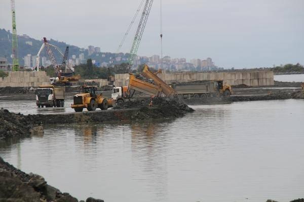 <p><strong>‘SAĞLIK TURİZMİNDE ÖNEMLİ NOKTADA OLACAĞIZ’</strong></p>

<p>Şehir Hastanesi ile kentte sağlık turizmini hedeflediklerini söyleyen Vali Çeber, "Bizim bir hedefimiz daha var. Sayılarının 4 milyon civarında olduğunu düşündüğümüz Orta Asya'da nitelikli sağlık hizmeti arayan kitle var. Bunu sağlık turizmi anlamında değerlendirmek istiyoruz. </p>
