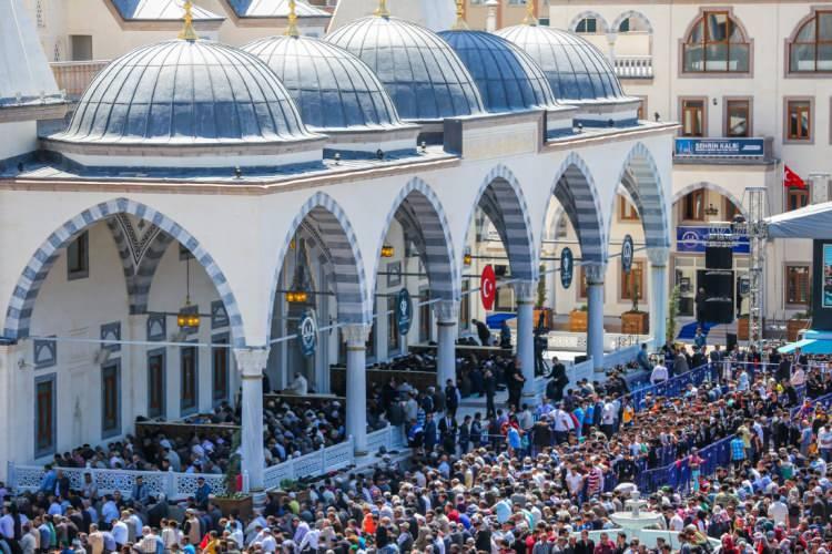 <p> Ezan sesinin dünyanın dört bir yanında inşa edilen camilerle yankılanmasının önemine değinen Turan, “Her cami yeryüzünün ilk mabedi olan Kabe’nin şubeleridir, O’nun nurunu taşır. </p>
