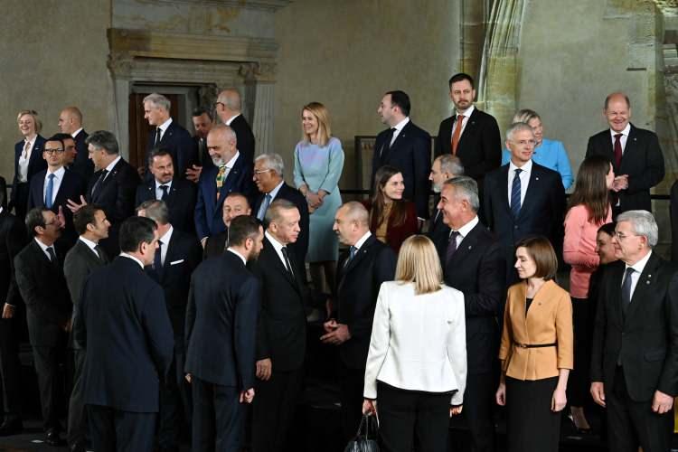<p> Ukrayna Devlet Başkanı Vladimir Zelensky de Kiev'den video konferans yöntemiyle katılımcılara hitap edecek. Liderler ayrıca oturum aralarında görüşmeler gerçekleştirecek.</p>