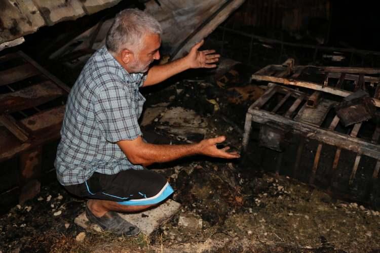 <p>​'BUNU BİR MÜSLÜMAN YAPMAZ'</p>

<p>Olayın ardından barakasını görmeye gelen Mustafa Özev, "Bunu bir Müslüman yapmaz. Bu sabilerden ne istedin, 90 tane hayvandan ne istedin. Bana yap ne yapacaksan. Varsa garezin bana yap. İçeride uyuyan arkadaşın üzerine kapıyı kapatmışlar" dedi.</p>
