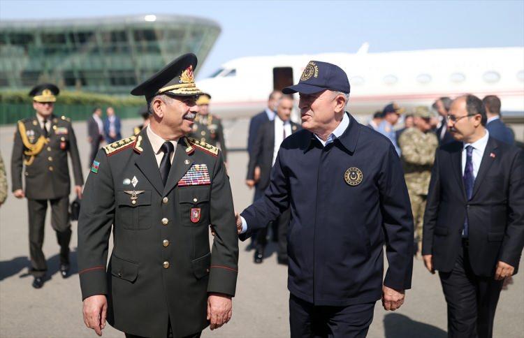 <p><strong> "Azerbaycan hiçbir zaman yalnız değildir"</strong></p>
<p>"İkinci vatanımız" diye nitelendirdiği Azerbaycan'da bulunmaktan duyduğu memnuniyeti ifade eden Akar, gösterilen misafirperverlik için teşekkür etti. Bakü'nün düşman işgalinden kurtuluşunun 104'üncü yıl dönümünü kutlayan Akar, iki ülke arasındaki dostluk ve kardeşliğin "tek millet iki devlet" anlayışıyla en üst düzeyde devam ettiğini belirtti.</p>