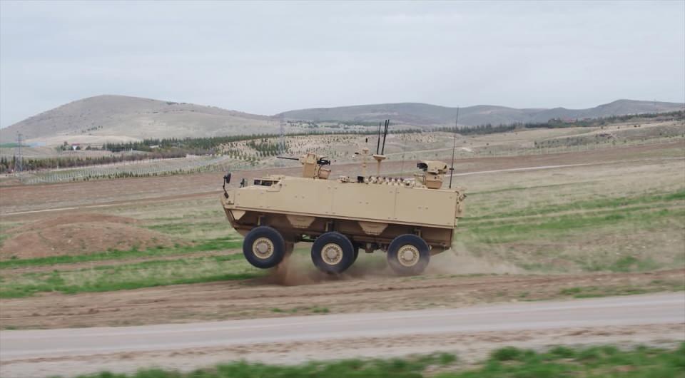 <p><strong>Özel Operasyonlar Aracı'nın, MRAP denilen mayına dayanıklı araçlardan çok daha yüksek dayanıma sahip bulunduğunu ifade eden Küçük, şöyle konuştu:</strong><br />
<br />
"Aracımız balistik, mayın ve el yapımı patlayıcılara karşı, askeri standartlarda tanımlı yüksek seviyelerde dayanıklıdır. Özellikle mayın ve el yapımı patlayıcılara karşı çok yoğun testler yapıldı, hepsinden de başarıyla geçti. </p>
