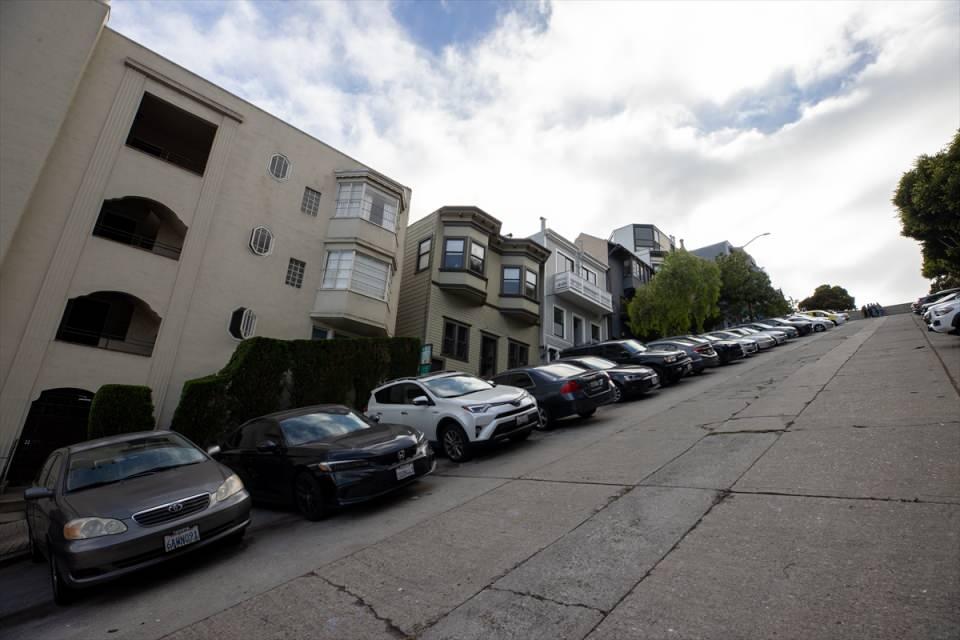 <p>Günümüzde bir uluslararası finans, ulaşım ve kültür merkezi olan ABD'in Kalifornia eyaletinin kuzeyindeki San Francisco ayrıca dik kayaları, farklı tramvay sistemi, Çin mahalleleri ve içlerinde Golden Gate Köprüsü'nü de bulunduran modern ve Viktorya Mimarisi ile popüler bir turizm merkezi olmaya devam ediyor.</p>

<p> </p>
