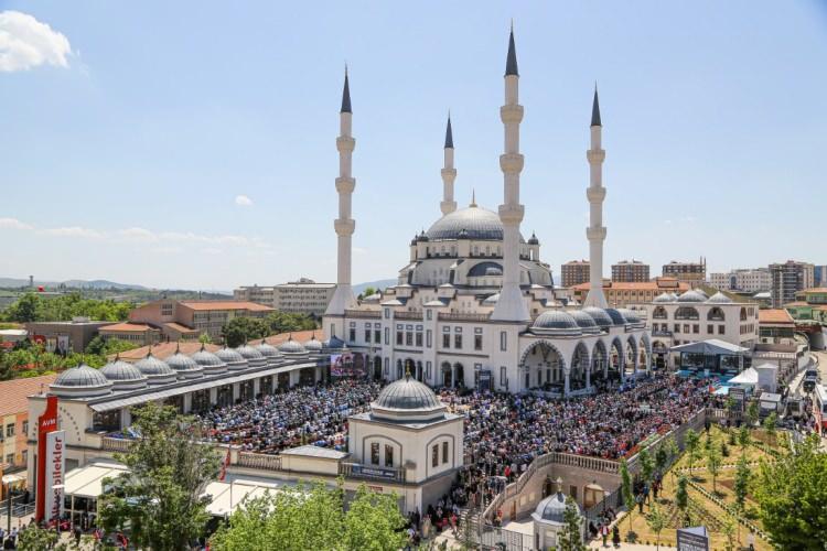 <p><strong>Camiler Selçuklu ve Osmanlı mimarisinin izlerini taşıyor </strong></p>
<p> </p>
<p>Turan, inşa ettikleri camilerde Selçuklu ve Osmanlı mimarilerinin ön plana çıktığını; kadın, çocuk, yaşlı ve engellilerin de rahat ibadet edebilmesi için projelerde pozitif ayrımcılık yaptıklarının altını çizdi.</p>
