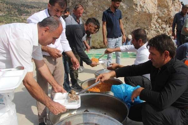 <p>Hiçbir ayrım yapmadan kardeşlik içinde yaşıyoruz. Türk, Kürt, Alevi, Sünni ayrımı yapmadan ekim aynının ilk perşembesinde burada toplanıyoruz. </p>
