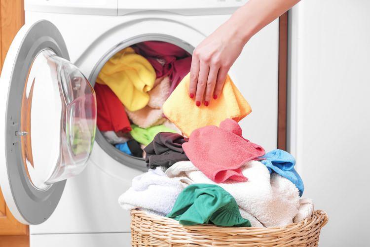 <p><span style="color:#800080"><strong>Kıyafet temizliğinde kadınların baş yardımcı olarak bilinen çamaşır makineleri aynı zamanda evin en çok kullanılan elektronik beyaz eşyaları arasında yer alıyor. Giysilerin temizlemek için kullanılan çamaşır makinesi sürekli kullanıldığı için hijyenini de sağlamak gerekiyor. Gerekli temizlik ve bakımı yapılmayan çamaşır makinelerinde bazı bölümlerinde kötü koku ve küf oluşumu meydana geliyor. </strong></span></p>
