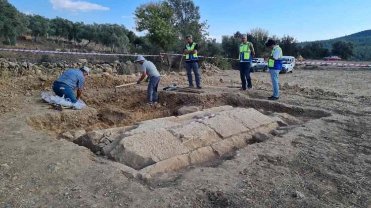 <p>Taşı kontrol eden Karabacak, bunun bir mezara ait olduğunu düşünerek durumu Milas Müzesi yetkililerine bildirdi.</p>
