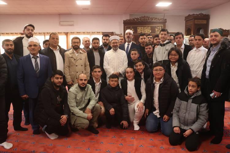 <p>Erbaş, Valenton kentindeki Yunus Emre Camisi'nde "Sabah Namazı Gençlik Buluşması" etkinliğine katıldı. </p>
