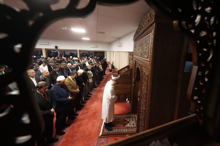 <p><strong>"Hz. Muhammed'in insanlığa kazandırdığı o muazzam değerleri, ilkeleri biz bugün hem yaşamak hem de insanlara tebliğ etmek, insanları o güzelliklere, o kazanımlara davet etmek için varız. </strong></p>