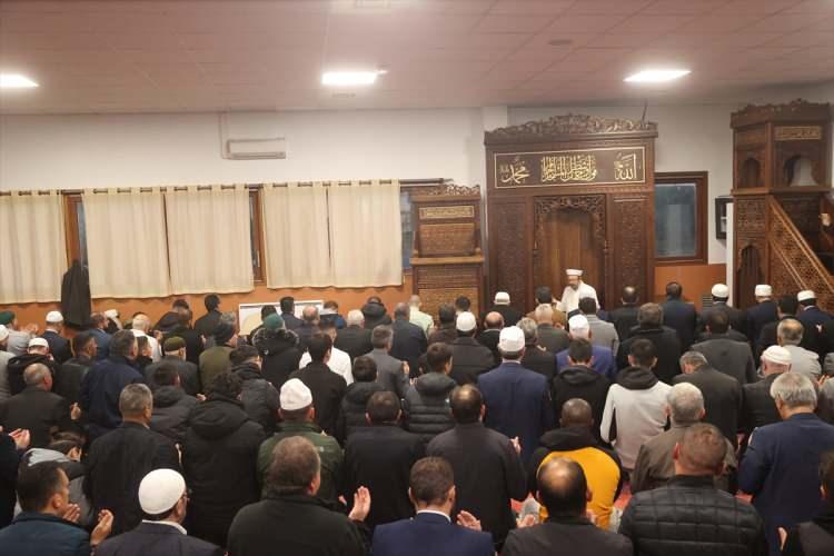 <div><strong>NAMAZIN İNSANLARIN VE RUHU İÇİN FAYDALI OLUĞUNUN ALTINI ÇİZDİ</strong></div>

<div> </div>

<p>Erbaş, Hz. Muhammed'in <strong>"Namaz dinin direğidir"</strong> sözünü hatırlatarak, namazın insanların bedeni ve ruhu için faydalı olduğunun altını çizdi.</p>
