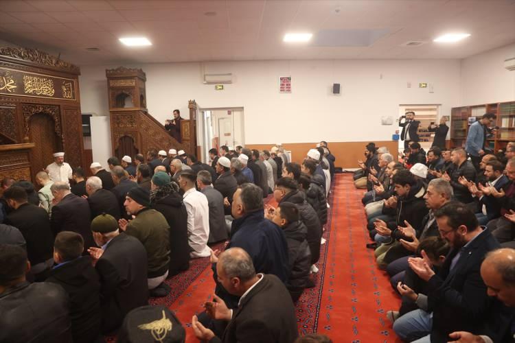 <div><strong>"CAMİLERİMİZ BİZİM YUVAMIZ GİBİ OLMUŞ"</strong></div>
<div> </div>
<p>İlk defa 28 yıl önce Fransa'ya geldiğinden bugüne cami sayısı ve cemaatinin arttığını kaydeden Erbaş, </p>