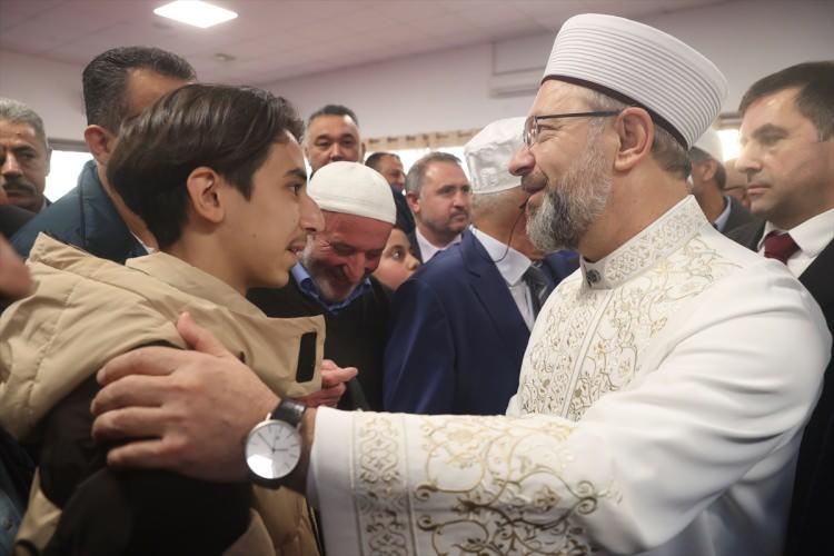 <p>Diyanet İşleri Başkanı Ali Erbaş, Fransa'nın Valenton kentindeki Yunus Emre Camii'nde katıldığı "Sabah Namazı Gençlik Buluşması" etkinliğinde gurbetçi gençlerle bir araya geldi.</p>
