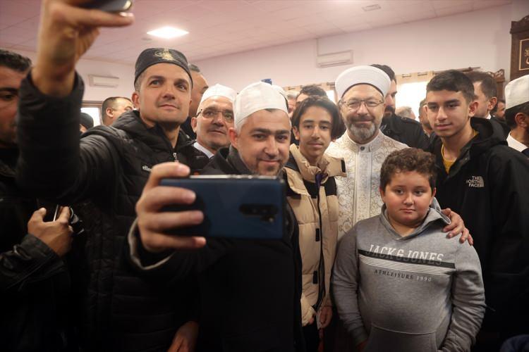 <p>Gençlerle buluşan Erbaş, kılınan namazın ardından cemaate hitap etti.</p>
