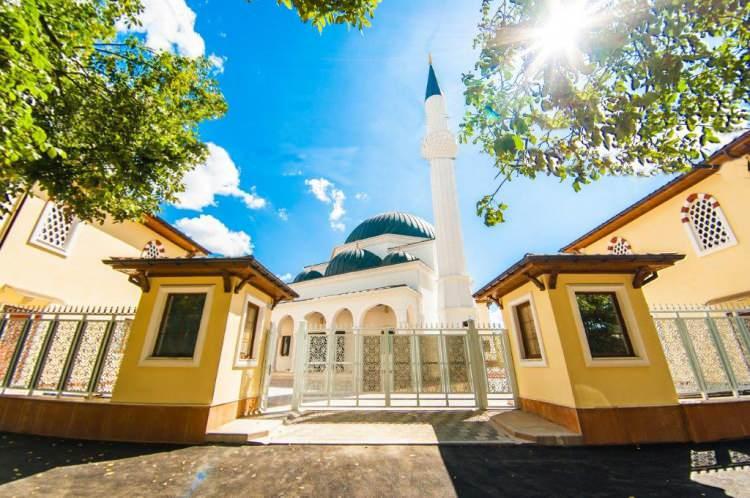 <p>Kırım Seyit Settar Camii ve Medresesi</p>

<p> </p>
