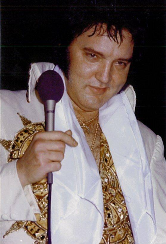 <p><span style="color:#000080"><strong>Ancak trajik ölümünün ardından hakkında çıkan iddiaların ardı arkası kesilmezken, Presley'in bilinmeyen sırları şimdilerde gündemde yerini buldu. Yakın arkadaşlarının anlattıklarına göre Presley'nin kendi vücut yapısıyla ilgili bir takım özgüvensizlikler yaşadı. </strong></span></p>
