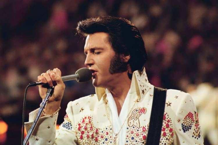 <p><span style="color:#8B4513"><strong>Amerikalı şarkıcı, müzisyen ve aynı zamanda oyuncu olan Elvis Presley, ölümünün üzerinden yıllar geçse de unutulmaz efsaneler arasında yer almaya devam ediyor. Preyley, hakkındaki bilinmeyenlerin yakın arkadaşları tarafından açığa çıkarılmasıyla anılıyor. İşte Elvis Presley'nin herkesten sakladığı sırları...</strong></span></p>
