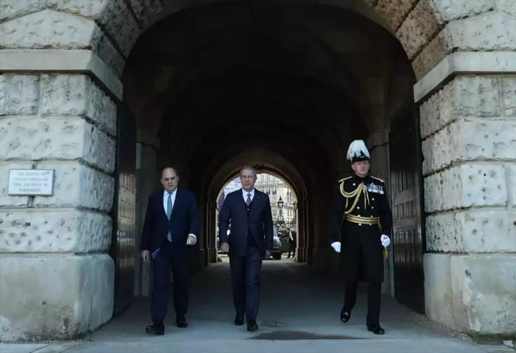 <p>Milli Savunma Bakanı Hulusi Akar dün İngiltere'nin başkenti Londra'da temaslarına başladı. Bakan Akar, İngiltere Savunma Bakanı Ben Wallace tarafından Muhafız Tören Alanı’nda askeri tören ile karşılandı, tören kıtasını selamladı. </p>
