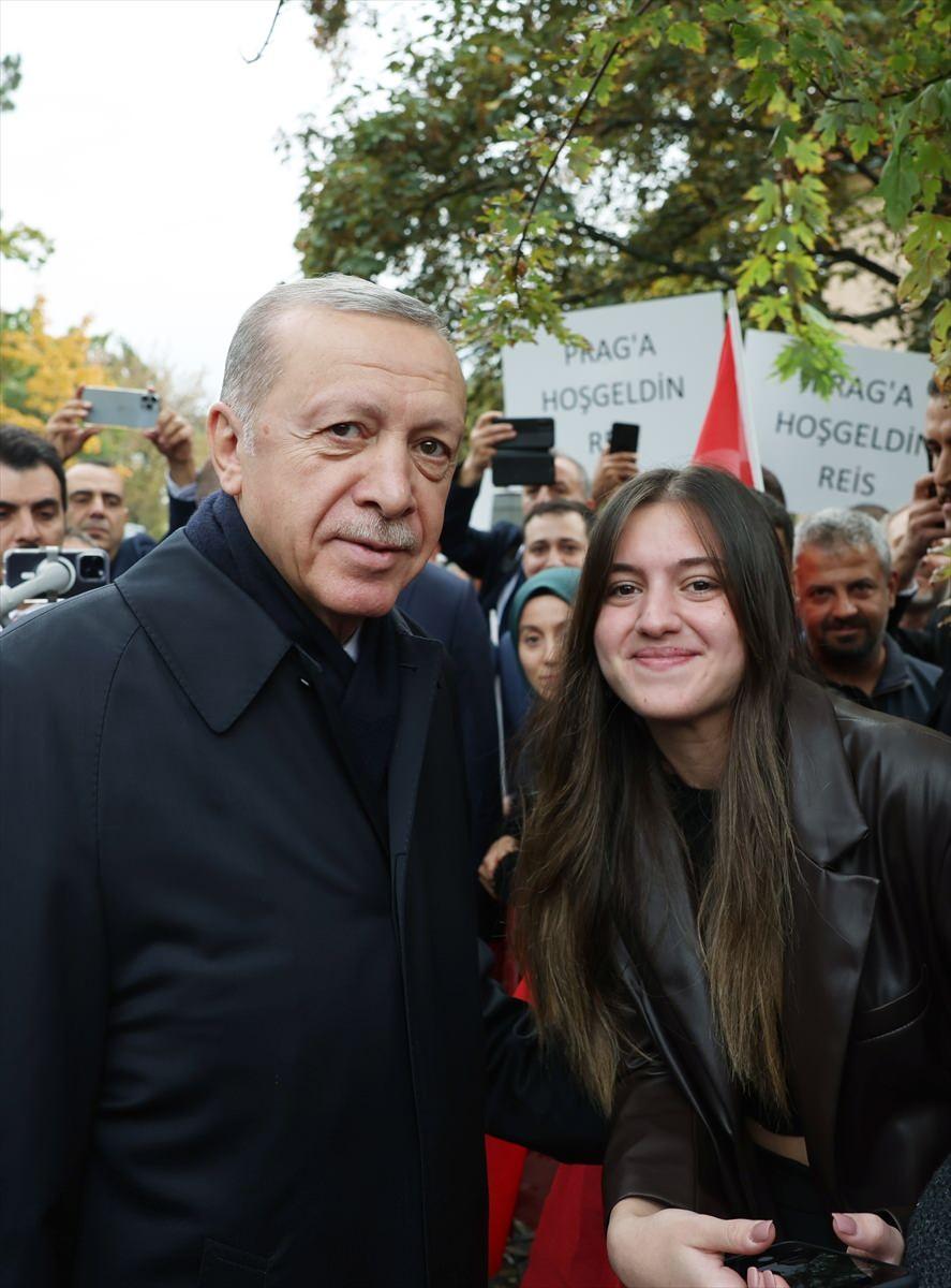 <p>Cumhurbaşkanı Erdoğan, Türkiye'nin Prag Büyükelçiliğine gelişinde kendisine sevgi gösterisinde bulunan gurbetçilerle sohbet etti, fotoğraf çektirdi.</p>

<p>​</p>
