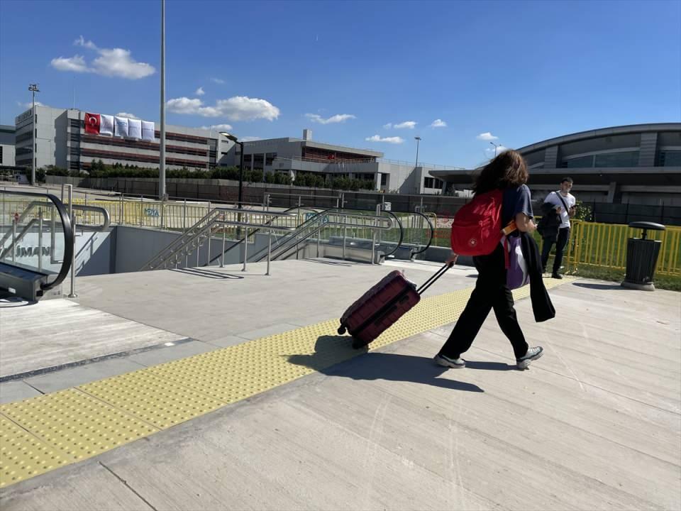 <p>Metro hattı özellikle trafik yoğunluğu olan zamanlarda vatandaşların havalimanına gelişinde kolaylık sağladı. </p>
