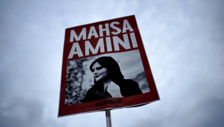 <p>İran'da gözaltına alındıktan sonra hayatını kaybeden Mahsa Amini'nin otopsi raporu açıklandı.</p>

