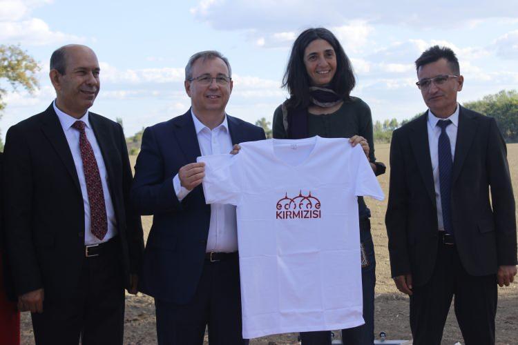 <p>Türkiye’nin önemli firmalarından Kiğılı’nın da işbirliği içerisinde atılacak adımlarla, “Edirne Kırmızısı” renginde şal/atkı, mendil ve kravatın yanı sıra tasarım süreci tamamlanmış olan yağmurluk, hafif mont, yelek, sweatshirt ve tişörtten oluşan yeni ürünler üretilecek.</p>