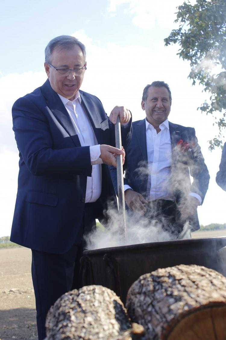 <p>Kitabın getirilmesinin ardından yaptıkları incelemede bu rengin 1400’lü, 1500’lü yıllarda Edirne Saray’ında kullanıldığına dair bilgileri elde ettiklerini anlatan Tabakoğlu, hatta bu renge elde edebilmek için casusluk faaliyetlerinin de yürütüldüğüne dair yazıların olduğunu ifade etti.</p>