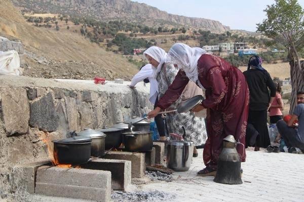 <p>Yaklaşık 300 yıldır, her ekim ayının ilk perşembe gününde yapılan buluşma, sabahın erken saatlerinde mezarlığı ziyaretle başladı. Burada çadırlar kurup, erken saatlerde yemek pişirilmeye başlandı. </p>
