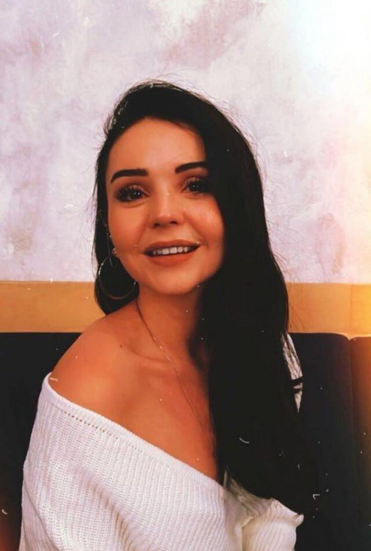 <p><strong>Altınok'un eşi Cansu Diktaş ise güzelliği ile görenlerin dikkatini çekiyor. Diktaş'ı görenler başarılı oyuncu Altınok'a şöyle yorumlarda bulunuyorlar:</strong></p>