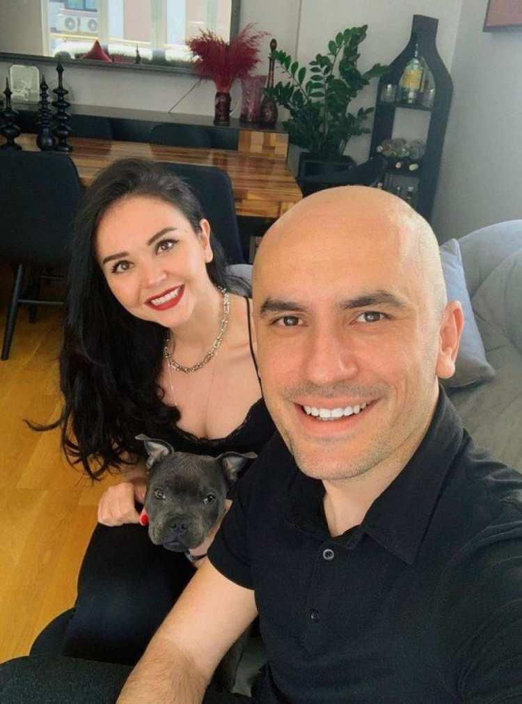 <p><strong>''Çok yakışıyorsunuz'', ''Ne şanslı adamsın'', ''Yengenin güzelliği'' gibi yorumlarla başarılı oyuncu sık sık rastlaşıyor.</strong></p>
