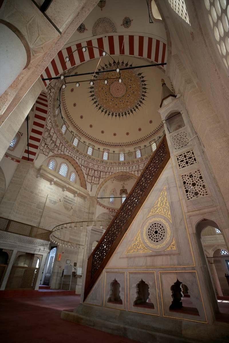 <p>Tarihi, mimari özellikleri ve hat yazılarıyla dikkati çeken, halk arasında "Büyük Cami" olarak da bilinen Hızırbey Camisi, 1383'te Köse Mihalzade Hızır Bey tarafından yaptırıldı.</p>

<p> </p>
