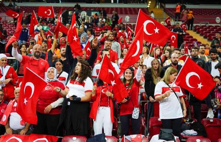 <p>Türk bayraklarıyla tribünlerde yerini alan yaklaşık 15 bin taraftar söyledikleri marşlarla ay-yıldızlı sporculara maç boyu yoğun destek verdi.</p>
