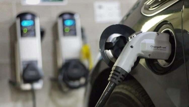 <p>ELEKTRİKLİ OTOMOBİLE İLGİ ARTIYOR</p>

<p> </p>

<p>Ayrıca, Ocak-Eylül döneminde 4.056 adet elektrikli satışı gerçekleşti. 38.390 adetlik rakama ulaşan hibrit otomobiller yüzde 9.6 pay sahibi oldu. </p>

<p>2021 yılı aynı döneminde 1.560 adet elektrikli ve 38.390 adet hibrit otomobil satışı yapıldı. </p>
