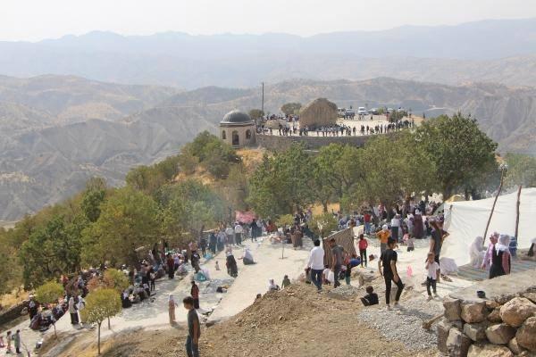<p>Şırnak’ta, Cudi Dağı eteklerindeki Balveren Mezarlığı’nı, yaklaşık 300 yıldır olduğu gibi ekim ayının ilk perşembe gününde yine Türkiye’nin dört bir yanından binlerce kişi ziyaret etti. </p>
