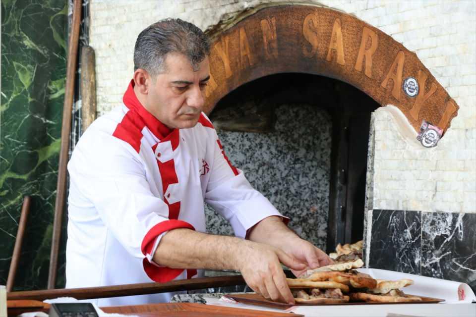 <p>Büryan kebabının Bitlis'e ait olduğunu iddia eden ustalar ve sivil toplum kuruluşlarının temsilcileri, büryan kebabına verilen tescili Siirt'ten çok Bitlis'in hak ettiği görüşünde.</p>
<p> </p>
