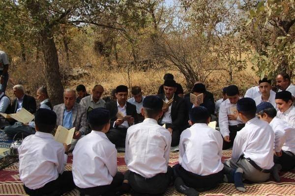 <p><strong>‘BEDENEN ÖLMÜŞLER FAKAT RUHEN HAYATTALAR’</strong></p>

<p>Şırnak Üniversitesi Rektörü ve aynı zamanda Balverenli olan Prof. Dr. Abdurrahim Alkış, şunları söyledi: “Biz burada ‘Zaviye Mele Devreş’ denilen bir etkinliğe katılıyoruz. Burası bir zaviye. Mele Devreş’in zaviyesi. Zaviye; köşe, kenar demek. Bizim inanışımıza göre burada vefat eden zatlar, bedenen ölmüşler, fakat ruhen hayattalar. Bizi izliyorlar. </p>
