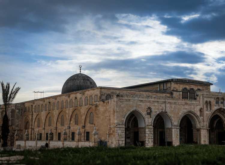 <p><span style="color:#008080"><strong>Buranın altında yapılan kazı &ccedil;alışmaları ilk olarak 1981 yılında fark edildi. İsrail, bu &ccedil;alışmayı inkar etse de t&uuml;m M&uuml;sl&uuml;man halk i&ccedil;in bu olgu ger&ccedil;ekliğini korudu.&nbsp;</strong></span><strong><a href="https://www.yasemin.com/" target="_blank"><span style="color:rgb(255, 255, 255)">Yasemin.com</span></a></strong></p>
