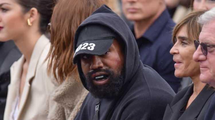 <p><strong>Bipolar bozukluk teşhisi bulunan ve yaptığı her hareket gündem olan 45 yaşıındaki Rapçi Kanye West Paris Moda Haftası’nda kendi markası Yeezy için yaptığı hareketlerle gündem olmuştu.</strong></p>

