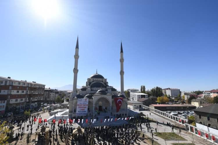 <p>Türkiye Diyanet Vakfı Genel Müdürü İzani Turan, 2022 yılı Camiler ve Din Görevlileri Haftası’nın "Peygamberimiz, Cami ve İrşat" temasıyla düzenlendiğini hatırlatarak din görevlilerinin haftasını tebrik etti.</p>

<p> </p>
