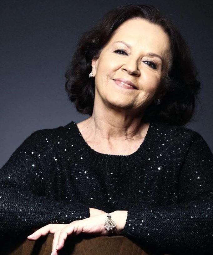 <p><span style="color:#800080"><strong>"RÖTUŞSUZDUM"  </strong></span></p>

<p><strong>Fatma Karanfil,15 yaşındayken gittiği bir sanat seçmesinde, yaşıtlarının makyajlı olmasından dolayı kendisinin sadeliği yüzünden geri planda kaldığını "Rötuşsuzdum"sözüyle anlatmıştı.</strong></p>
